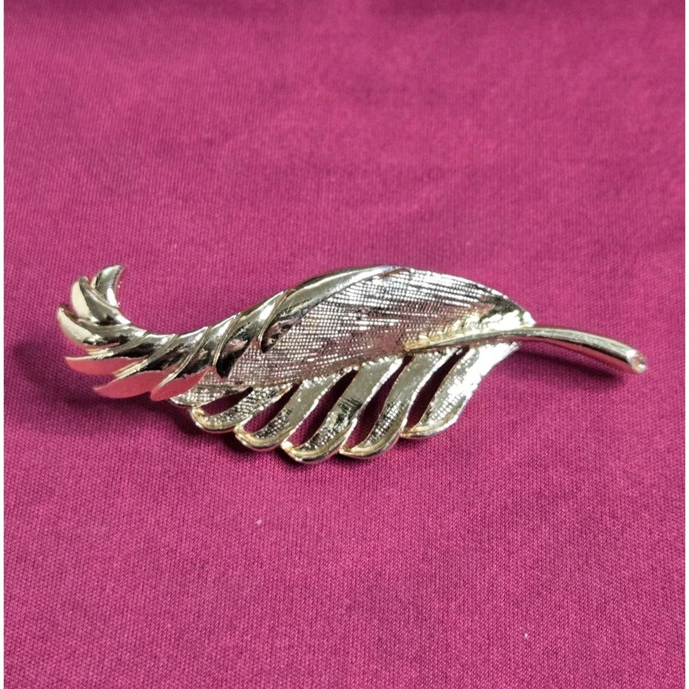 Vintage Gerry's Gold Tone Feather Leaf Brooch Pin Vintage Costume Jewelry 2.5